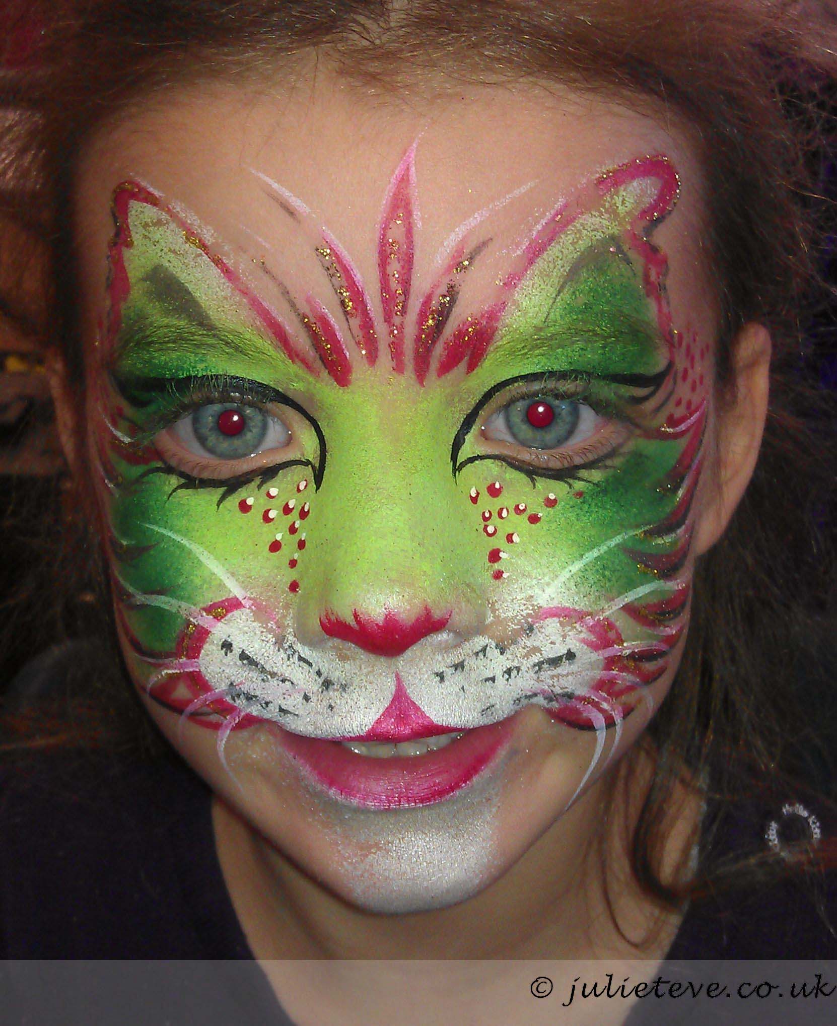 cat green red